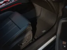 Premium gumijasti tepihi/predpražniki Za Audi A6 (2026 naprej) - 2 Kosa (4P1061501)